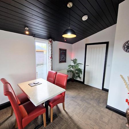 Ochil 9 With Private Hot Tub - Fife - Loch Leven - Lomond Hills - Pet Friendly Villa Kelty Kültér fotó