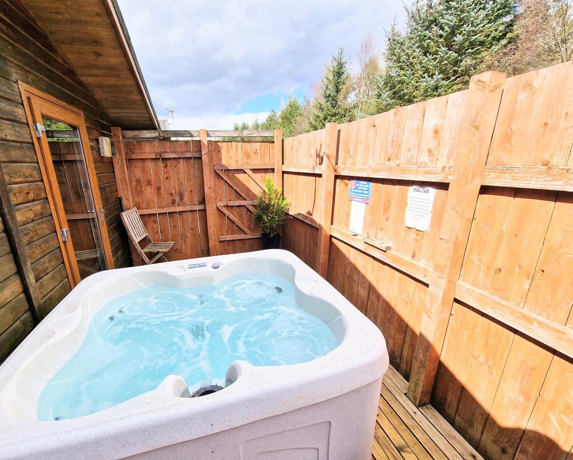 Ochil 9 With Private Hot Tub - Fife - Loch Leven - Lomond Hills - Pet Friendly Villa Kelty Kültér fotó